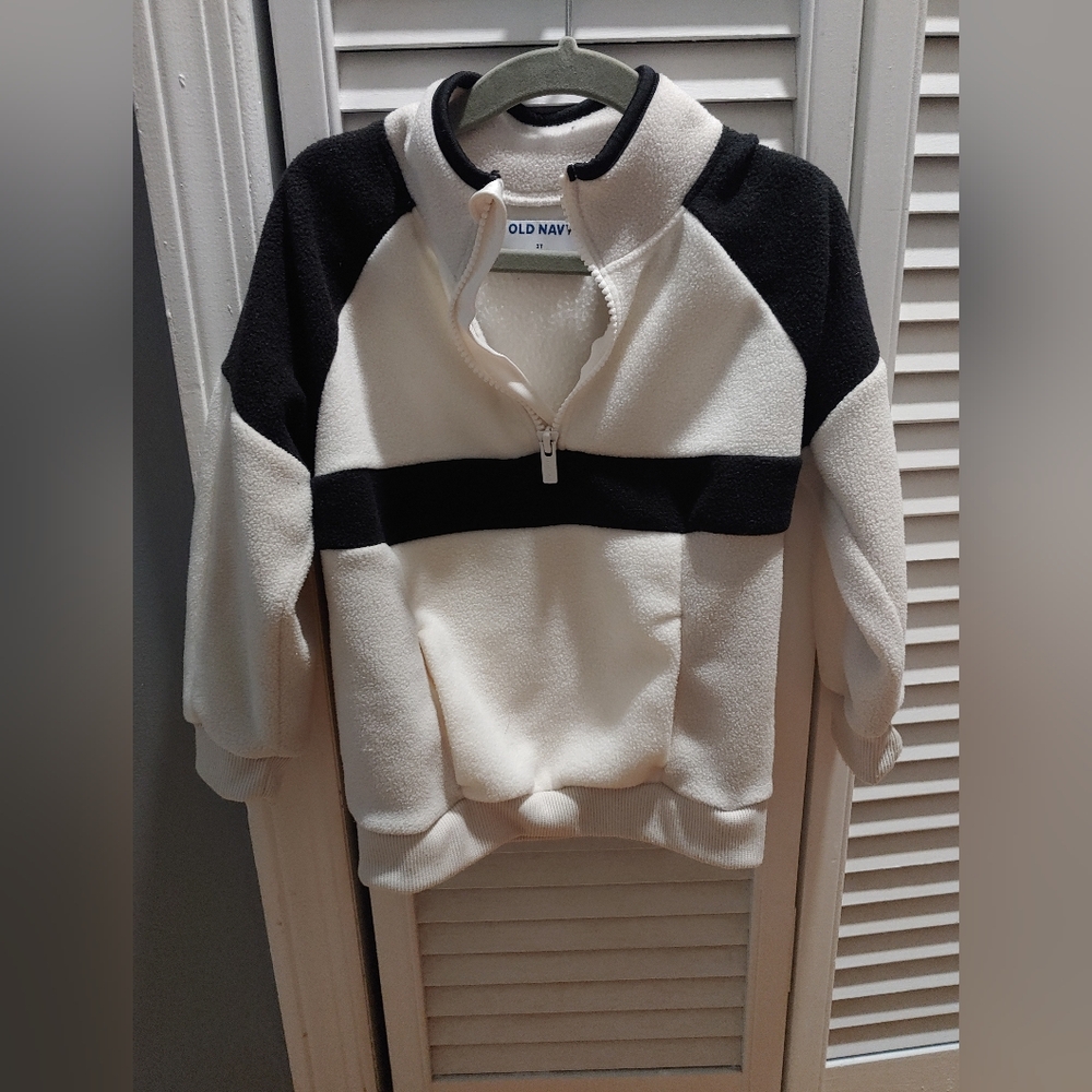 Old Navy Black and White Fleece Pullover / Size 3t